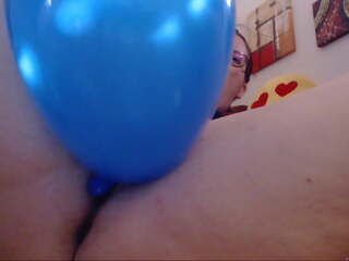 Seven esguichando orgasmos em seven inflated balões para