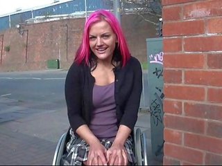 Wheelchair terikat leah caprice dalam uk berkelip dan di luar bogel