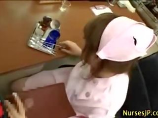 Οιεντάλ μαλλιαρό νοσοκόμα χέρι δουλειά και σπέρμα βολή