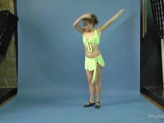 看 米拉 gimnasterka 传播 她的 腿 和 办 瑜伽 exercises