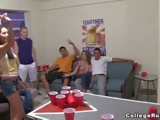 Роздягання пиво pong на a божевільна коледж вечірка