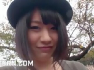 I shkëlqyer japoneze dashnore +18 përdorim xxx kapëse lodra në një park në tokyo