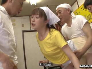 Encantador japonesa empregada de mesa asuka fica gangbanged e creampied em público
