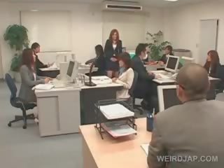 יפני חֲתִיך מקבל כָּבוּל ל שלה משרד כִּסֵא ו - מזוין