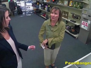 Клієнт приймає вал в її волохата манда для готівка