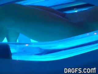 Dagfs: מתוק כוס סרט ב tanning מכונה