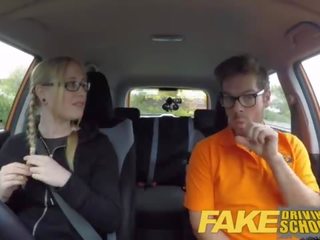 Padirbtas driving mokykla kasa sausainis su plaukuotas paauglys putė baigimas viduje immediately 10 min po pamoka