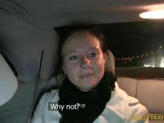 Smashing สาว convinced ไปยัง มี เพศ วีดีโอ วีดีโอ ใน the cab