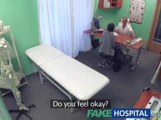 Fakehospital nero dai capelli studente vuole cazzo