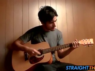 Sexually aroused devin runkar immediately höger efter spelar guitar
